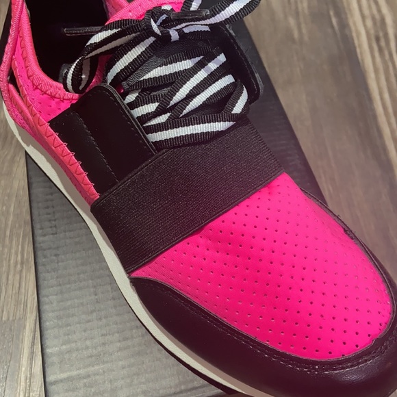 Pink sneakers - Picture 3 of 4